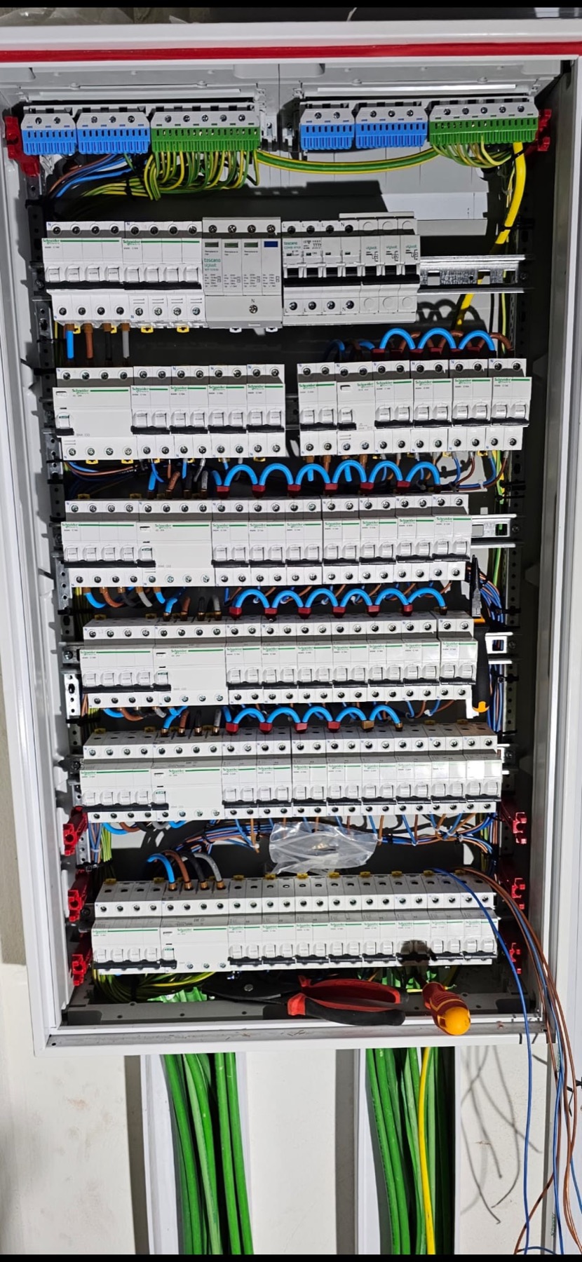 Cuadro eléctrico general instalado y cableado