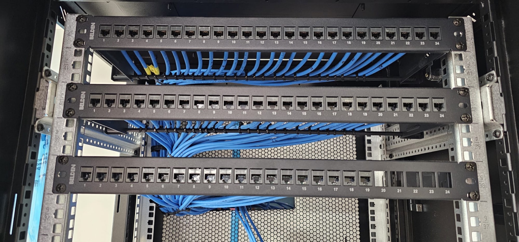 Rack de telecomunicaciones con cableado de red